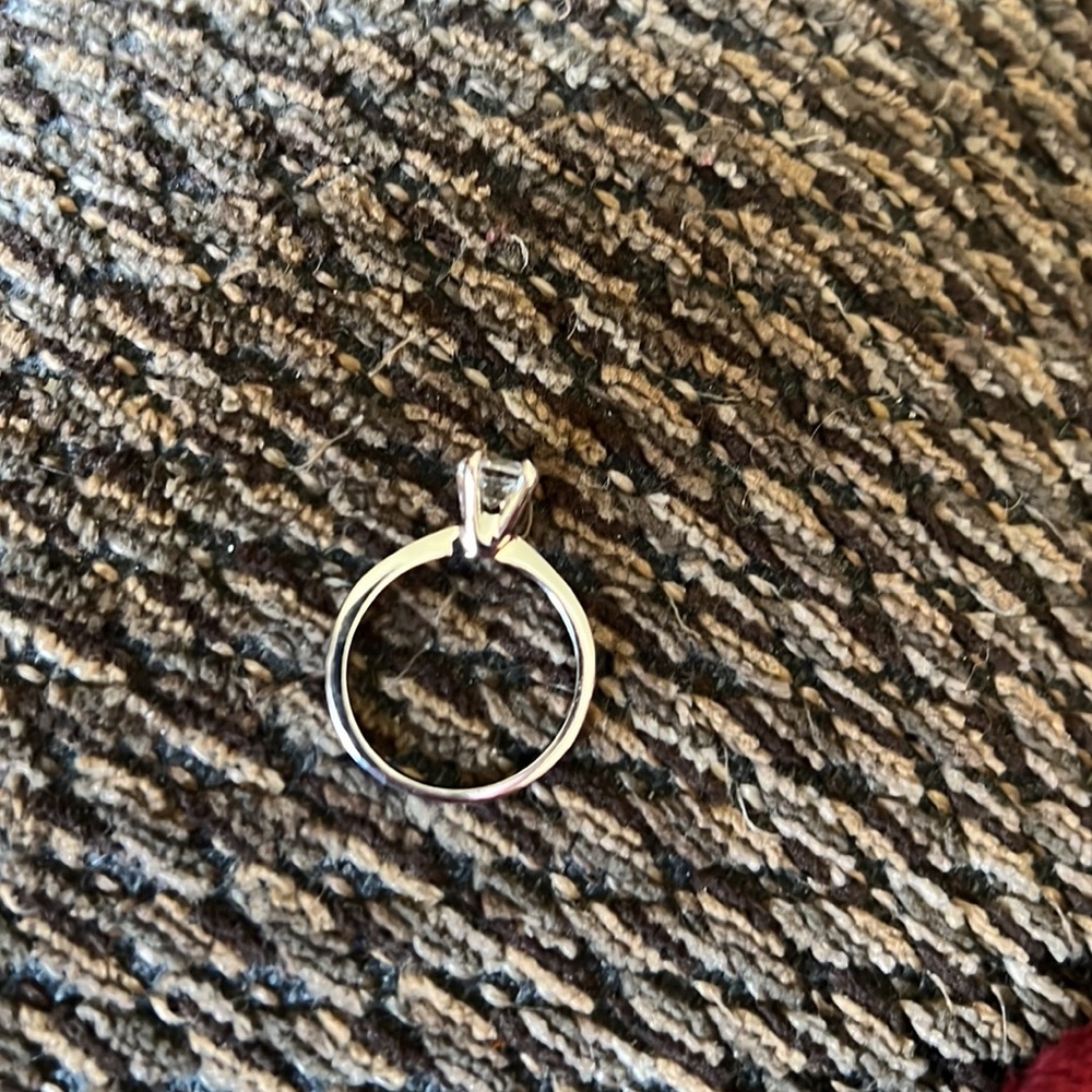 Avon solitaire ring - Picture 2 of 2